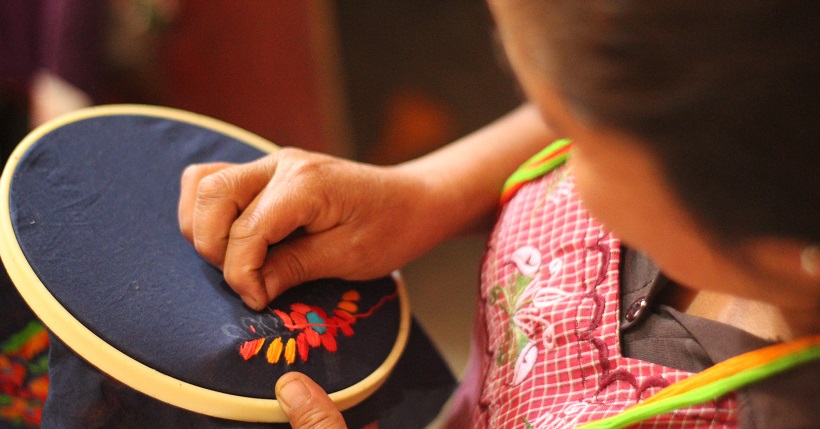 Tejiendo memorias: la experiencia de hilar la memoria de personas con demencia en fase moderada